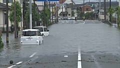 Coches parados, en parte sumergidos en las aguas de la inundación, 5/7/2022, Fukuoka, Japón