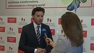 Ο πρωθυπουργός του Μαυροβουνίου, Ντρίταν Αμπάζοβιτς, με τη δημοσιογράφο Συμέλα Τουχτίδου