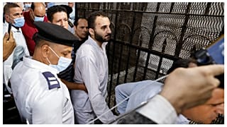  محمد عادل، قاتل الطالبة نيرة أشرف وهو محاط برجال الشرطة في المحكمة