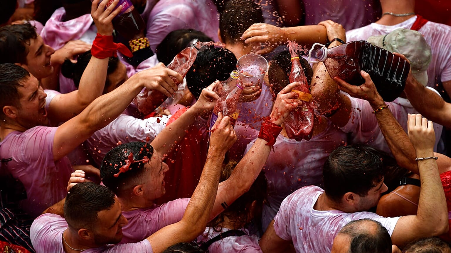 Jóvenes celebran el lanzamiento del cohete 'Chupinazo', para marcar la apertura oficial de las fiestas de San Fermín 2022 en Pamplona, España