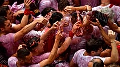Jóvenes celebran el lanzamiento del cohete 'Chupinazo', para marcar la apertura oficial de las fiestas de San Fermín 2022 en Pamplona, España