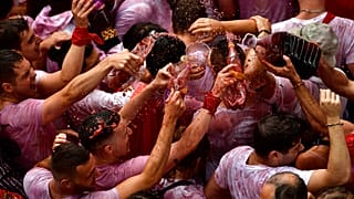 Jóvenes celebran el lanzamiento del cohete 'Chupinazo', para marcar la apertura oficial de las fiestas de San Fermín 2022 en Pamplona, España