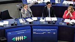 Der niederländische Abgeordnete Malik Azmani bei der Abstimmung