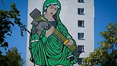 "Святая Джавелина", мурал на стене жилого дома в Киеве