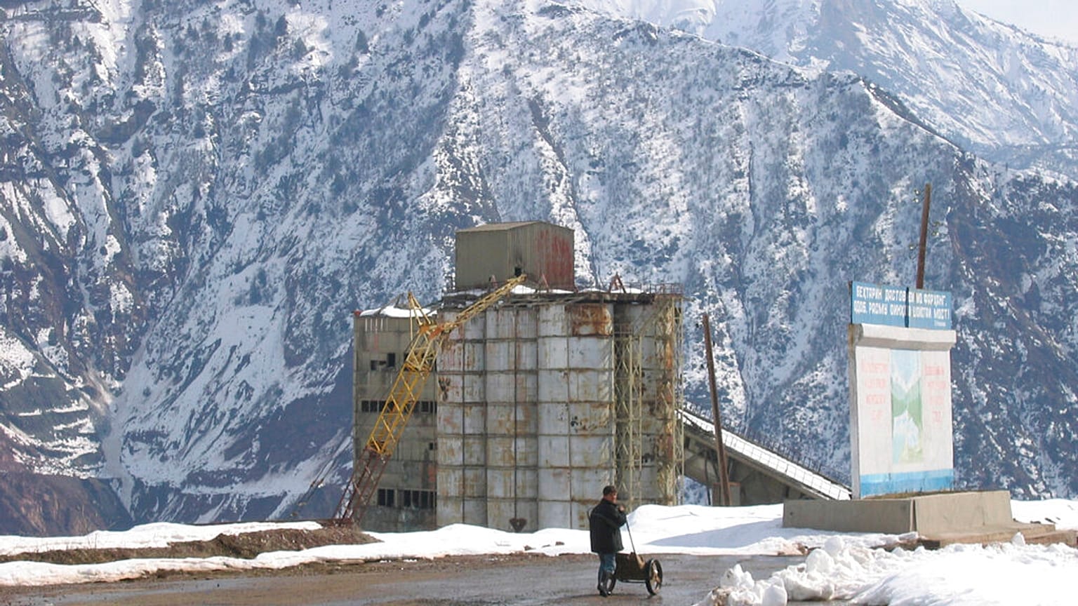 Rogun barajının inşa edildiği, Tacikistan'ın başkenti Duşanbe'nin 120 kilometre doğusundaki Rogun kasabası