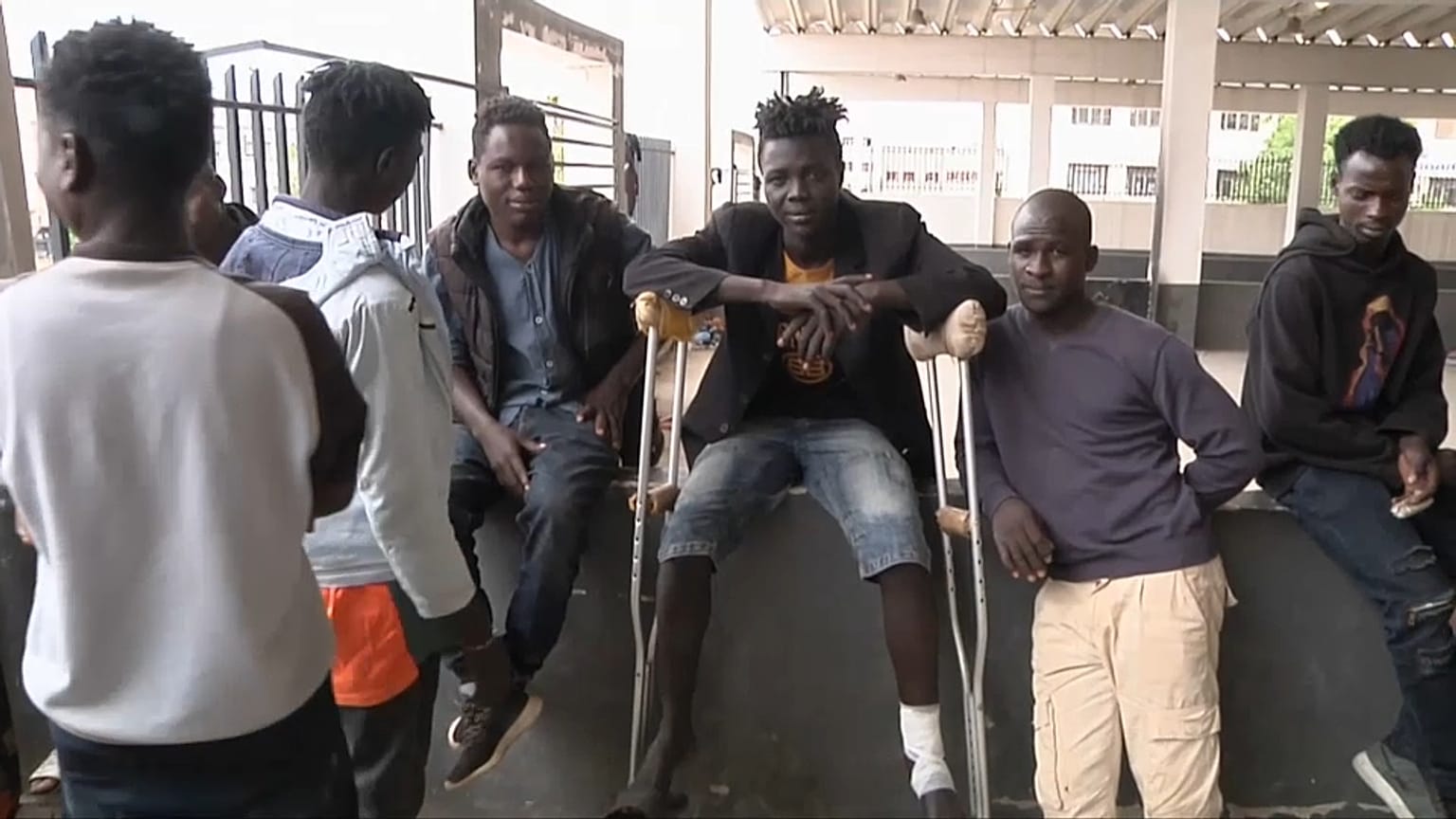 Sudanesische Migranten in der verlassenen Schule