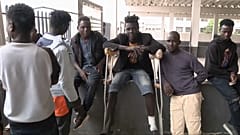 Sudanesische Migranten in der verlassenen Schule