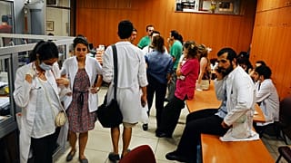 Türkiye'de özellikle kamuda çalışan doktorların büyük bir kısmı emeklerinin karşılığını alamadığını ve yurt dışına çıkmak istediklerini belirtiyor.