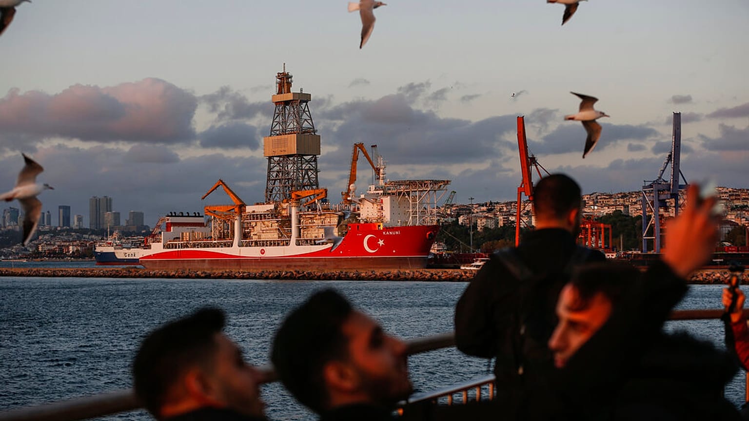 Türk sondaj gemisi Kanuni, Karadeniz'e doğru yola çıkmadan önce bakım için İstanbul'un Haydarpaşa limanında. (Arşiv fotoğraf)