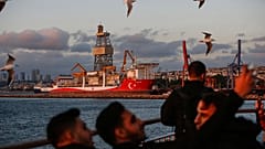 Türk sondaj gemisi Kanuni, Karadeniz'e doğru yola çıkmadan önce bakım için İstanbul'un Haydarpaşa limanında. (Arşiv fotoğraf)