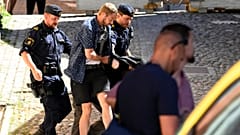 الشرطة السويدية أثناء توقيف المشتبه به 