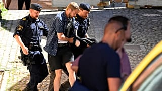 الشرطة السويدية أثناء توقيف المشتبه به