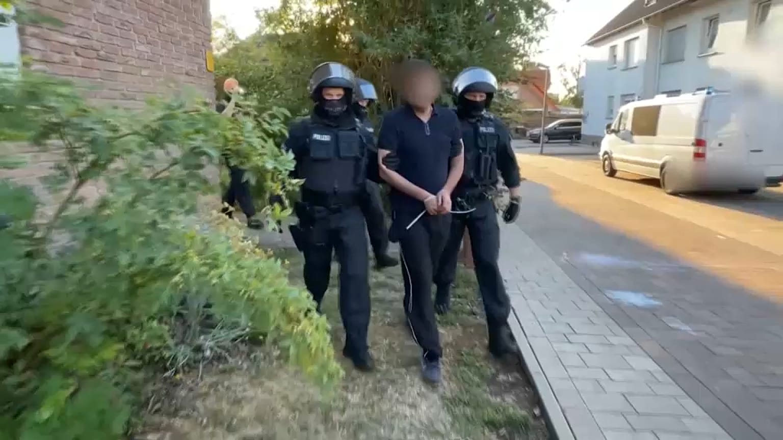 Ein Verdächtiger wird abgeführt