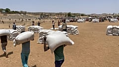 Иллюстрационное фото: раздача гуманитарной помощи в Эфиопии