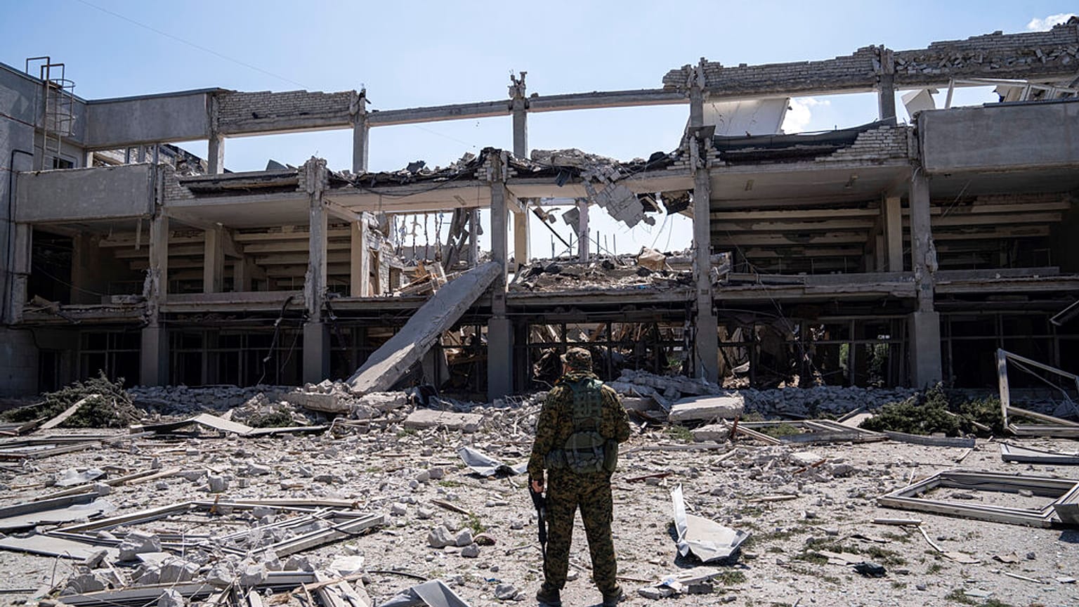 Un militar ucraniano observa la Universidad Pedagógica Nacional destruida por un ataque ruso en Járkov, Ucrania, el miércoles 6 de julio de 2022.