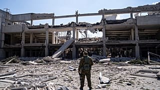 Un militar ucraniano observa la Universidad Pedagógica Nacional destruida por un ataque ruso en Járkov, Ucrania, el miércoles 6 de julio de 2022.