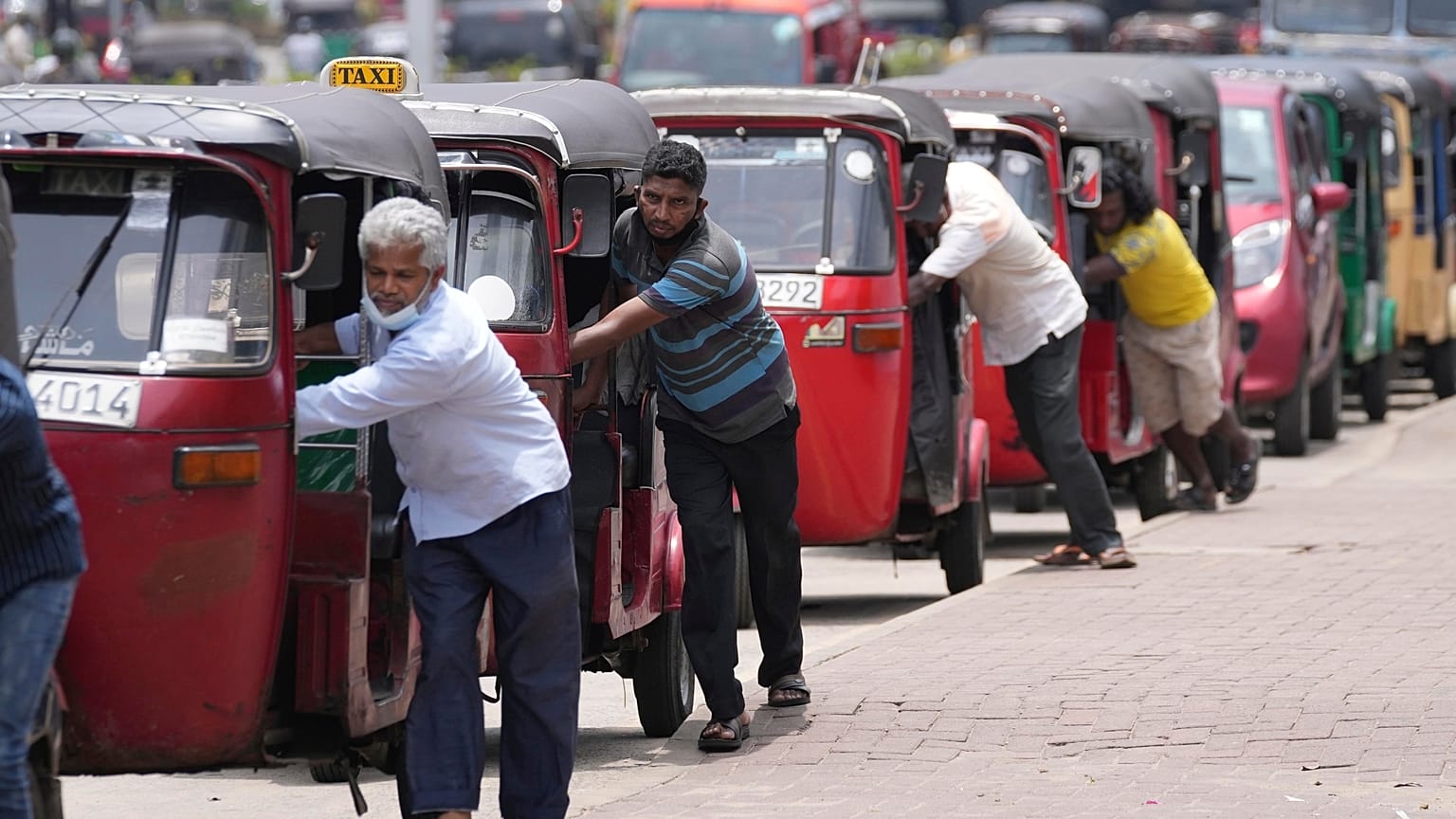 Sri Lanka'da turistik araçlarıyla bir benzin istasyonu önünde kuyrukta bekleyenler sürücüler 