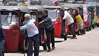 Sri Lanka'da turistik araçlarıyla bir benzin istasyonu önünde kuyrukta bekleyenler sürücüler 