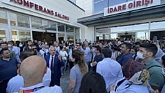 Saldırı sonrası Konya Şehir Hastanesi önünde toplanan doktorlar ve sağlık çalışanları olaya tepki gösterdi