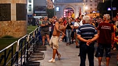 διαδηλωτής πετάει αυγά προς τη Βουλή