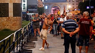 διαδηλωτής πετάει αυγά προς τη Βουλή