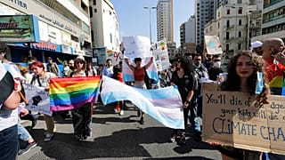  نشطاء من مجتمع المثليات والمثليين ومزدوجي الميول الجنسية والمتحولين جنسيا بلبنان في مسيرة مطالبين الحكومة بمزيد من الحقوق في البلاد،  27 يونيو 2020