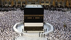 حجاج مسلمون يصلون حول الكعبة المشرفة في المسجد الحرام ، في مدينة مكة المكرمة> 2022/07/06