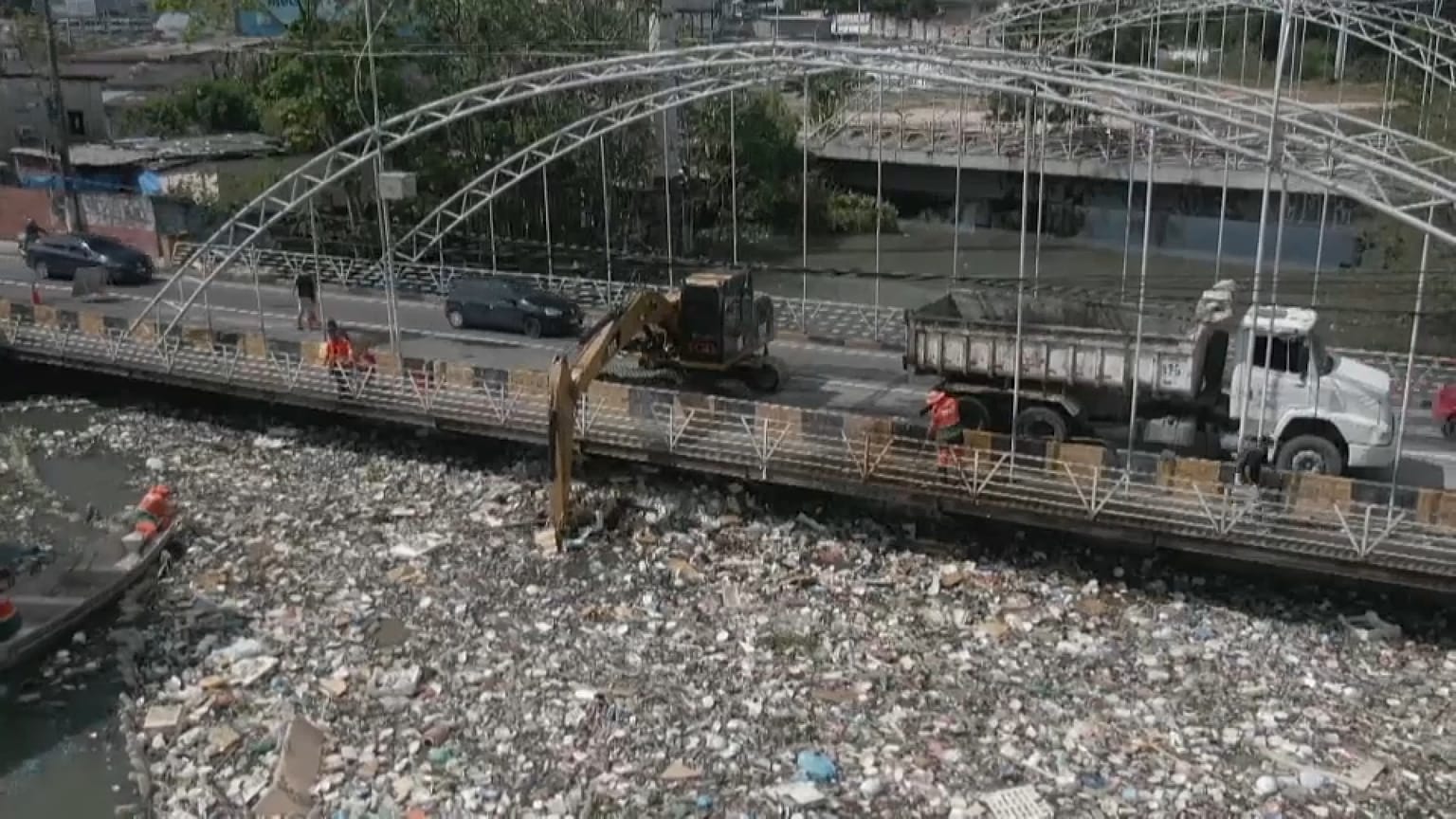 Excavadoras recogen acumulación de basura en Manaos.