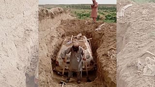 اعضای طالبان یک تویوتا کرولا متعلق به ملا عمر بنیانگذار طالبان را از زیر خاک بیرون می‌کشند