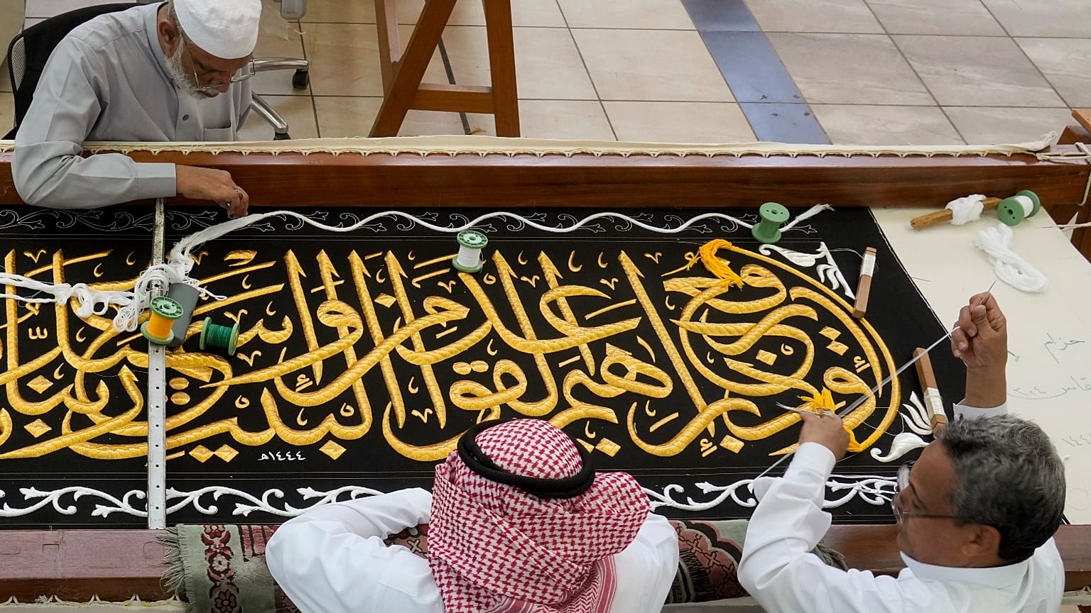 حرفيون يطرزون الكسوة الجديدة