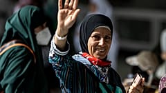 سيدة  ترتدي وشاحاً يُظهر علم تركيا في المسجد الحرام في مدينة مكة المكرمة في السعودية، 6 يوليو 2022.