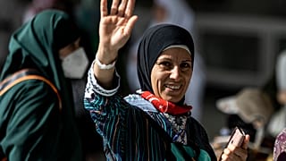 سيدة  ترتدي وشاحاً يُظهر علم تركيا في المسجد الحرام في مدينة مكة المكرمة في السعودية، 6 يوليو 2022.