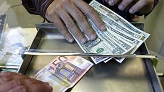 يتم تحرير فواتير نحو نصف المنتجات الواردة إلى منطقة اليورو بالدولار مقابل أقل من 40 بالمئة باليورو، بحسب بيانات مكتب الإحصاءات الأوروبي "يوروستات".