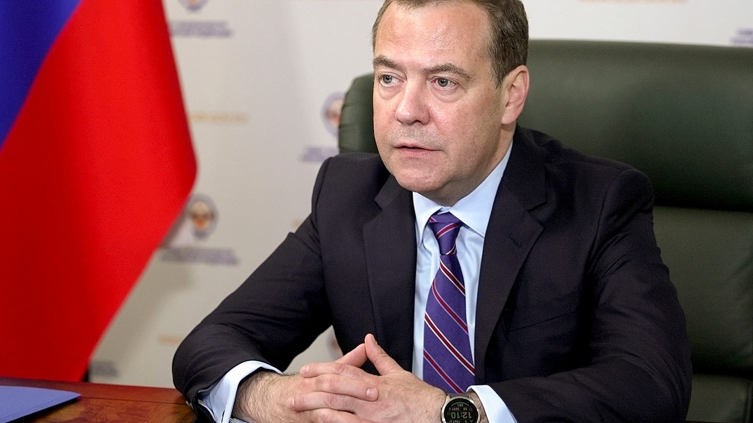 Dmitrij Medvegyev július 6-án Szentpéterváron