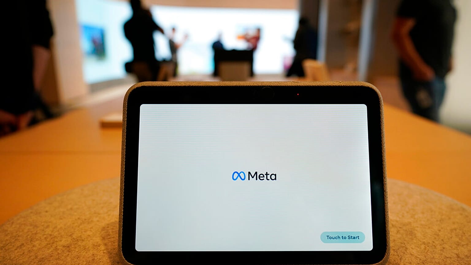 عرض Meta Portal Go أثناء معاينة Meta Store في بورلينZيم، كاليفورنيا، مايو 2022.