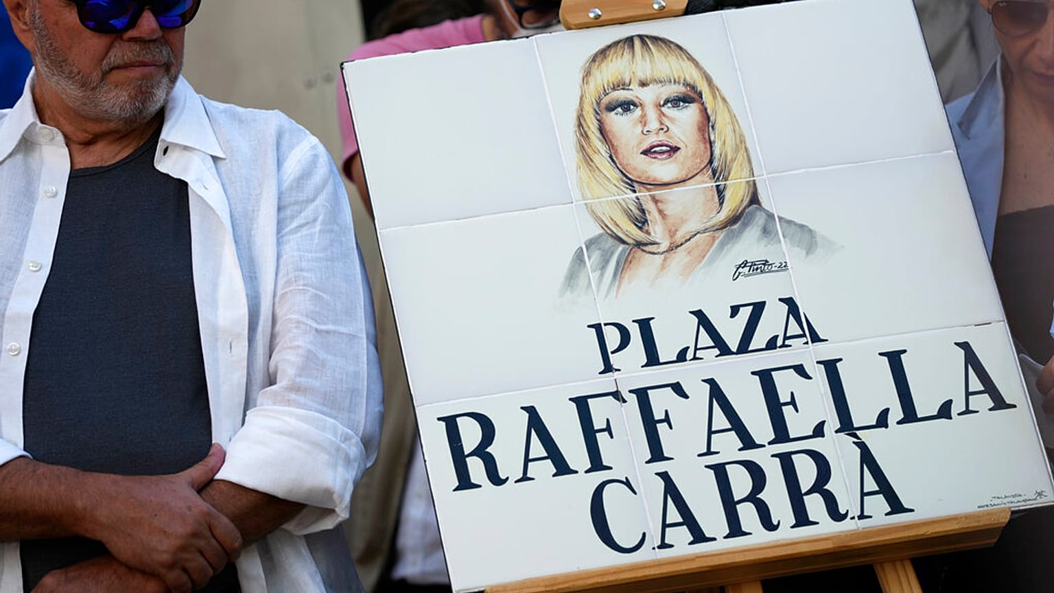 Imagen de la placa de la plaza de Raffaella Carrà