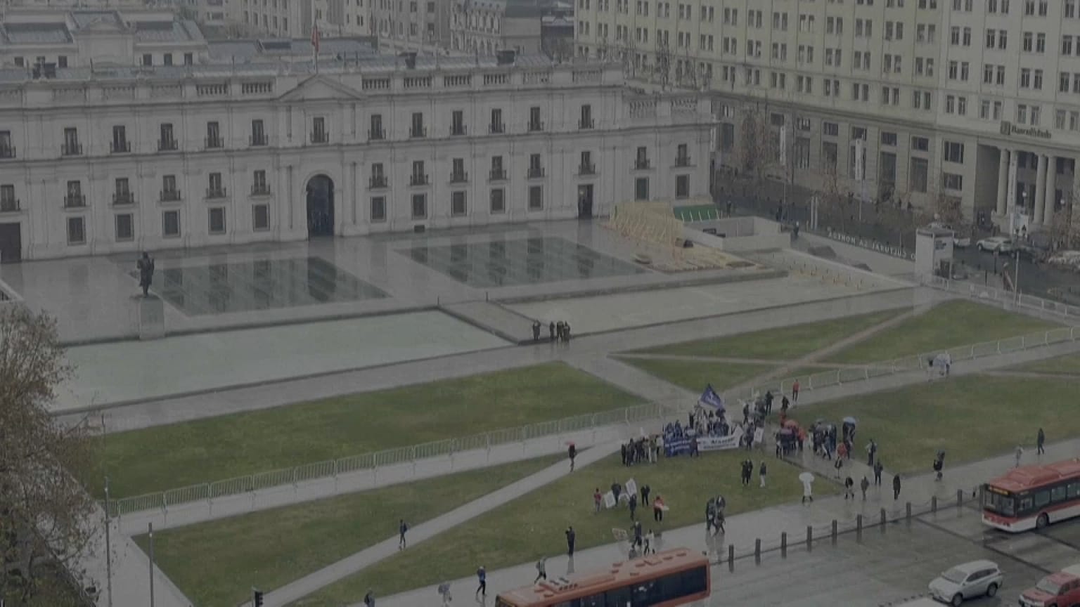 Primeras reuniones frente al Palacio de la Moneda