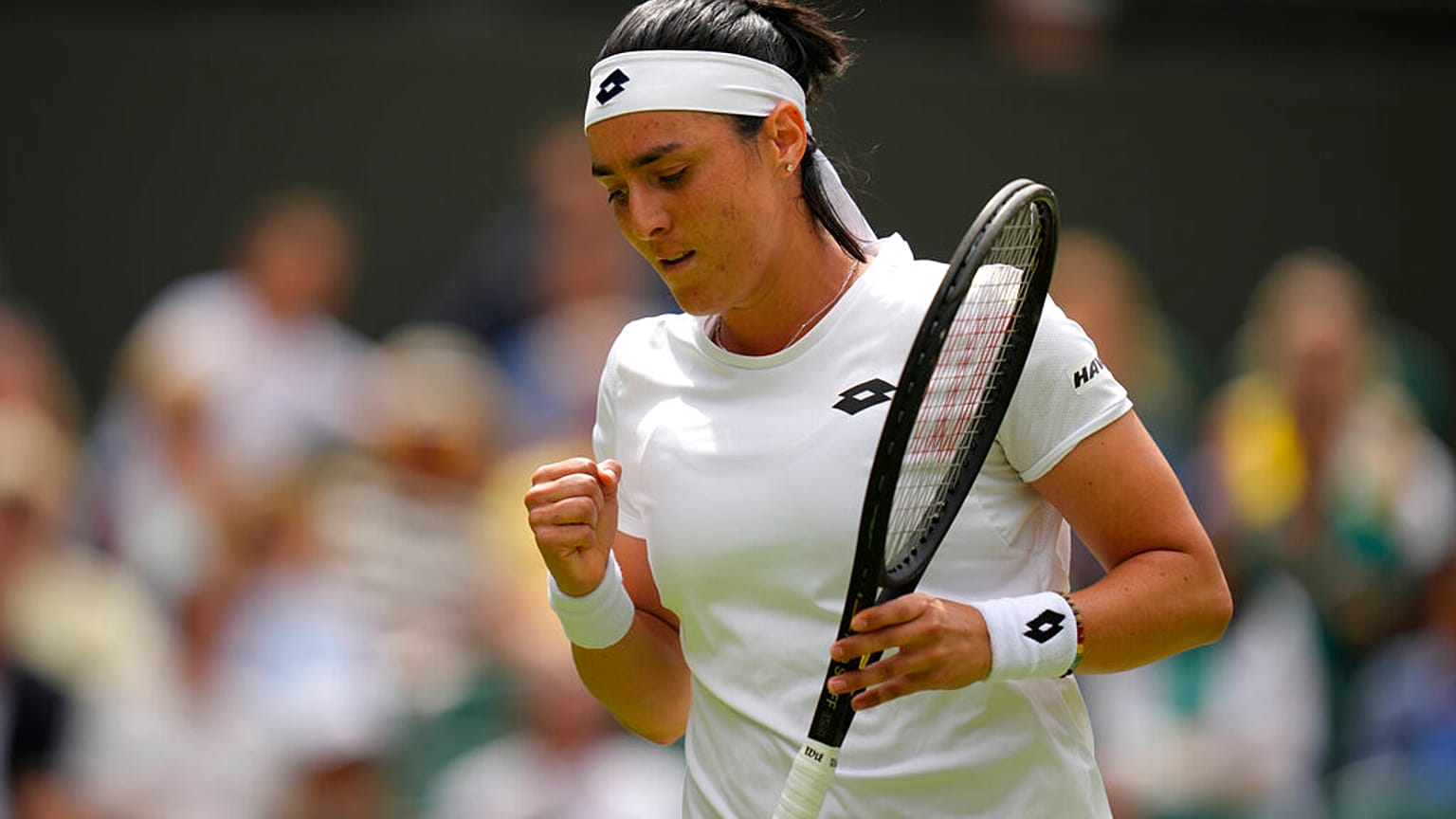 La Tunisienne Ons Jabeur célèbre sa victoire contre l'Allemande Tatjana Maria en demi-finale du simple dames, au tournoi de Wimbledon, à Londres, le  7 juillet 2022. 