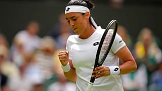 La Tunisienne Ons Jabeur célèbre sa victoire contre l'Allemande Tatjana Maria en demi-finale du simple dames, au tournoi de Wimbledon, à Londres, le 7 juillet 2022.