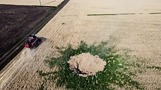 Иллюстрационное фото: воронка от взрыва в поле под Краматорском