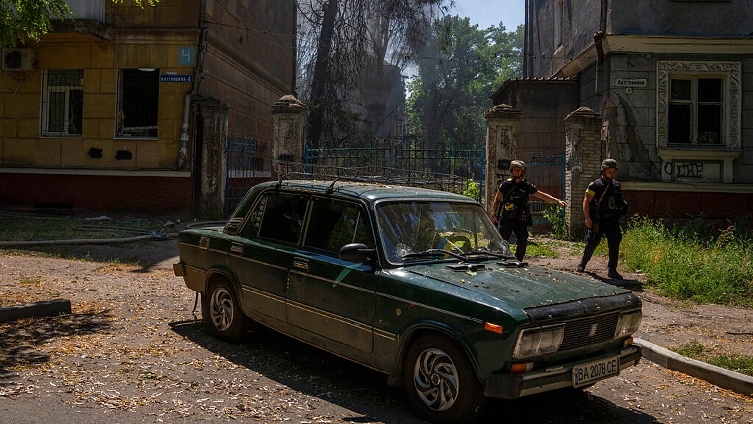 Ukrainische Polizisten bei einem Wohngebiet in Kramatorsk, Ukraine