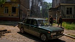 Ukrainische Polizisten bei einem Wohngebiet in Kramatorsk, Ukraine