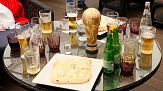نسخة طبق الأصل من كأس العالم بين أكواب من البيرة في مطعم في كرواتيا.