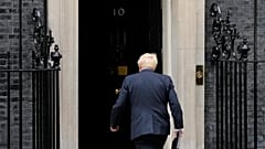 Boris Johnson miniszterelnök távozik az emelvénytől, miután bejelentette, hogy lemond a brit Konzervatív Párt vezetői posztjáról .