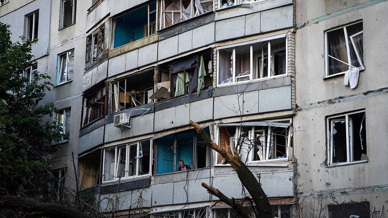Fachada de un edificio dañado tras un bombardeo en Járkov. 