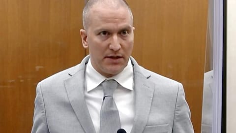 Dereck Chauvin, exagente de la policía, condenado a 21 años de prisión por el asesinato por asfixia de Georges Floyd
