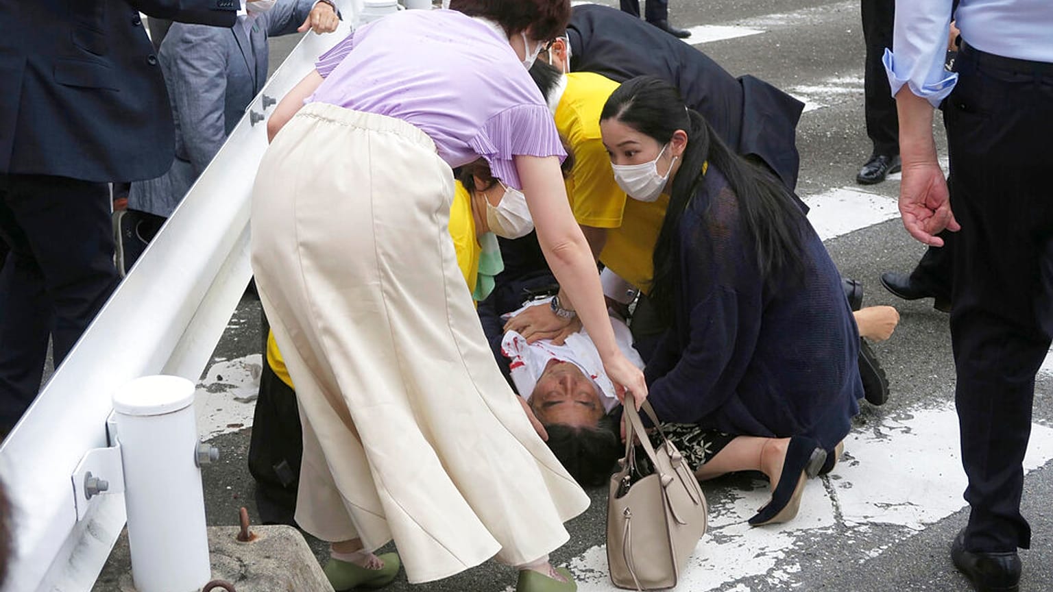 Shinzo Abe tras ser tiroteado