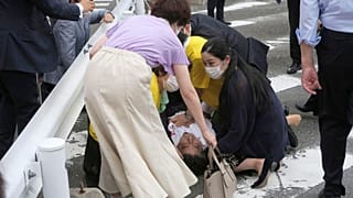 Japonya eski Başbakanı Şinzo Abe, saldırıya uğradıktan sonra yere yığıldı