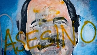La palabra "asesino" cubre un mural del presidente de Nicaragua Daniel Ortega, el 26 de mayo de 2018