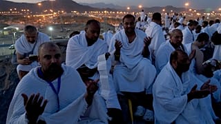 الحجاج يتوافدون على عرفات